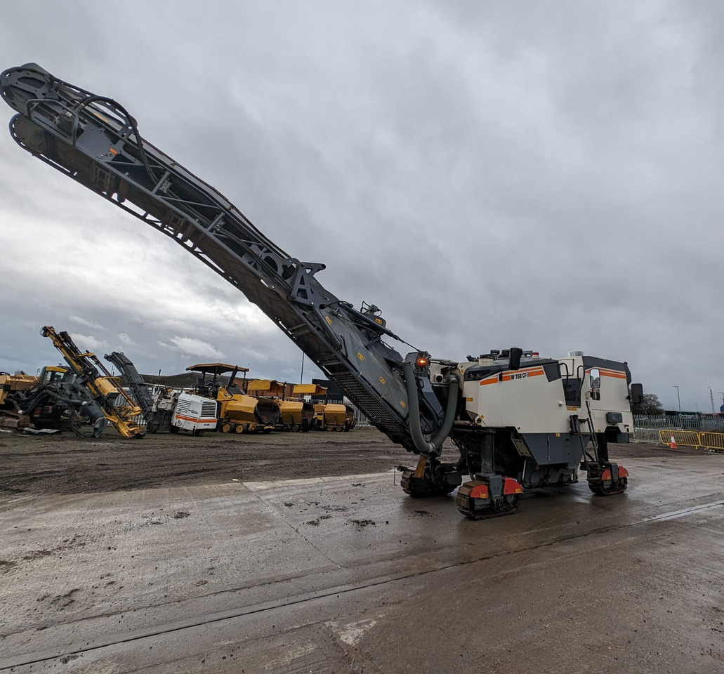Wirtgen W 150 CFI - Aszfaltmaró: 5 kép. Wirtgen W 150 CFI - Aszfaltmaró: 5 kép.