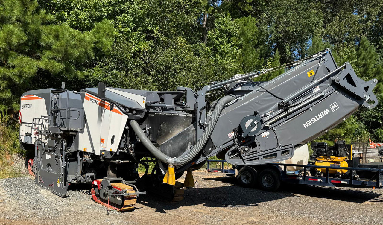 Wirtgen W 210 FI - Aszfaltmaró: 4 kép. Wirtgen W 210 FI - Aszfaltmaró: 4 kép.