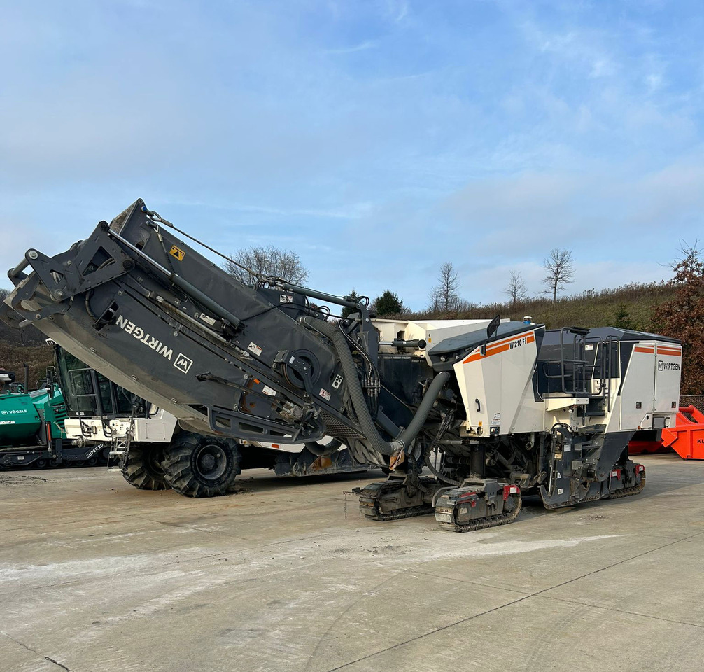 Wirtgen W 210 FI - Aszfaltmaró: 1 kép. Wirtgen W 210 FI - Aszfaltmaró: 1 kép.