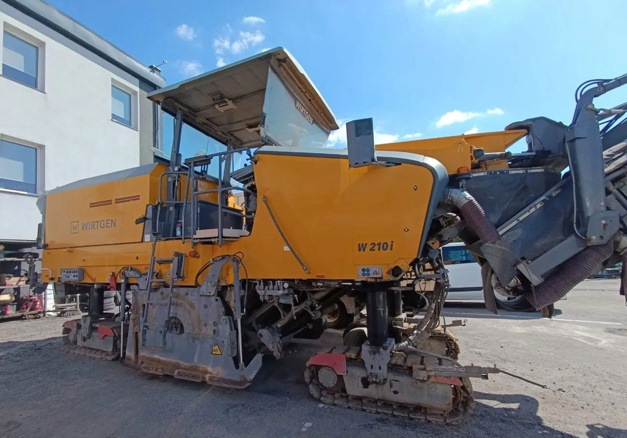 Wirtgen W 210 i - Aszfaltmaró: 5 kép. Wirtgen W 210 i - Aszfaltmaró: 5 kép.