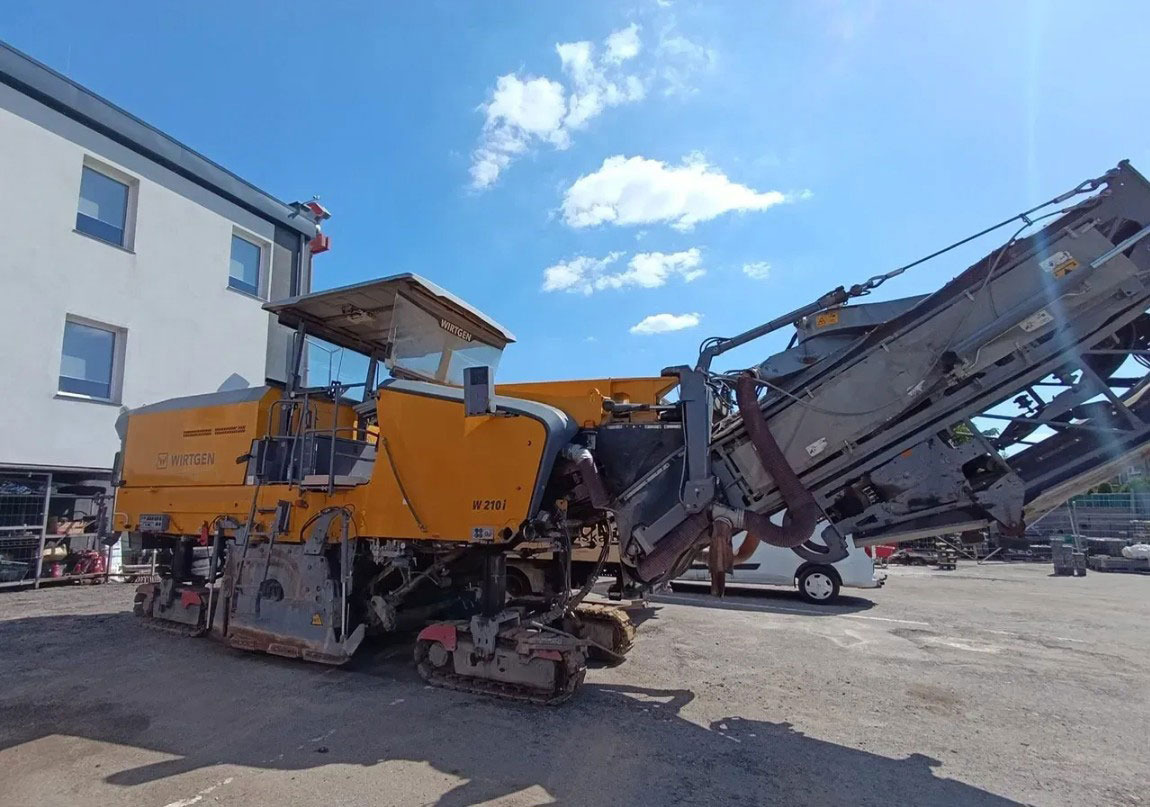 Wirtgen W 210 i - Aszfaltmaró: 2 kép. Wirtgen W 210 i - Aszfaltmaró: 2 kép.