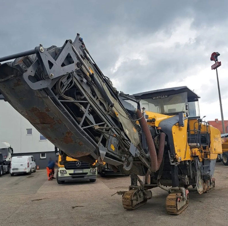 Wirtgen W 210 i - Aszfaltmaró: 3 kép. Wirtgen W 210 i - Aszfaltmaró: 3 kép.