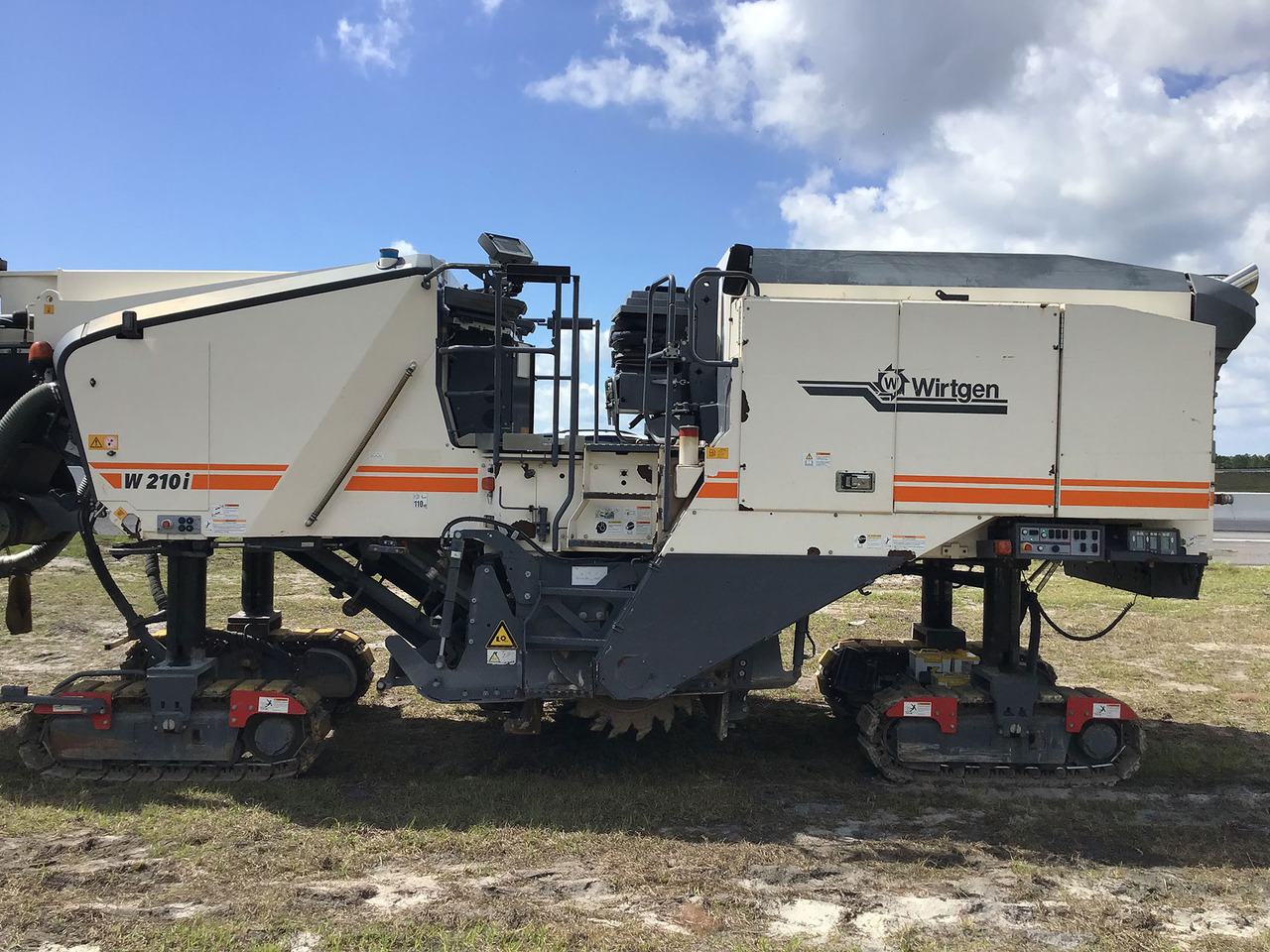 Wirtgen W 210 i - Aszfaltmaró: 4 kép. Wirtgen W 210 i - Aszfaltmaró: 4 kép.