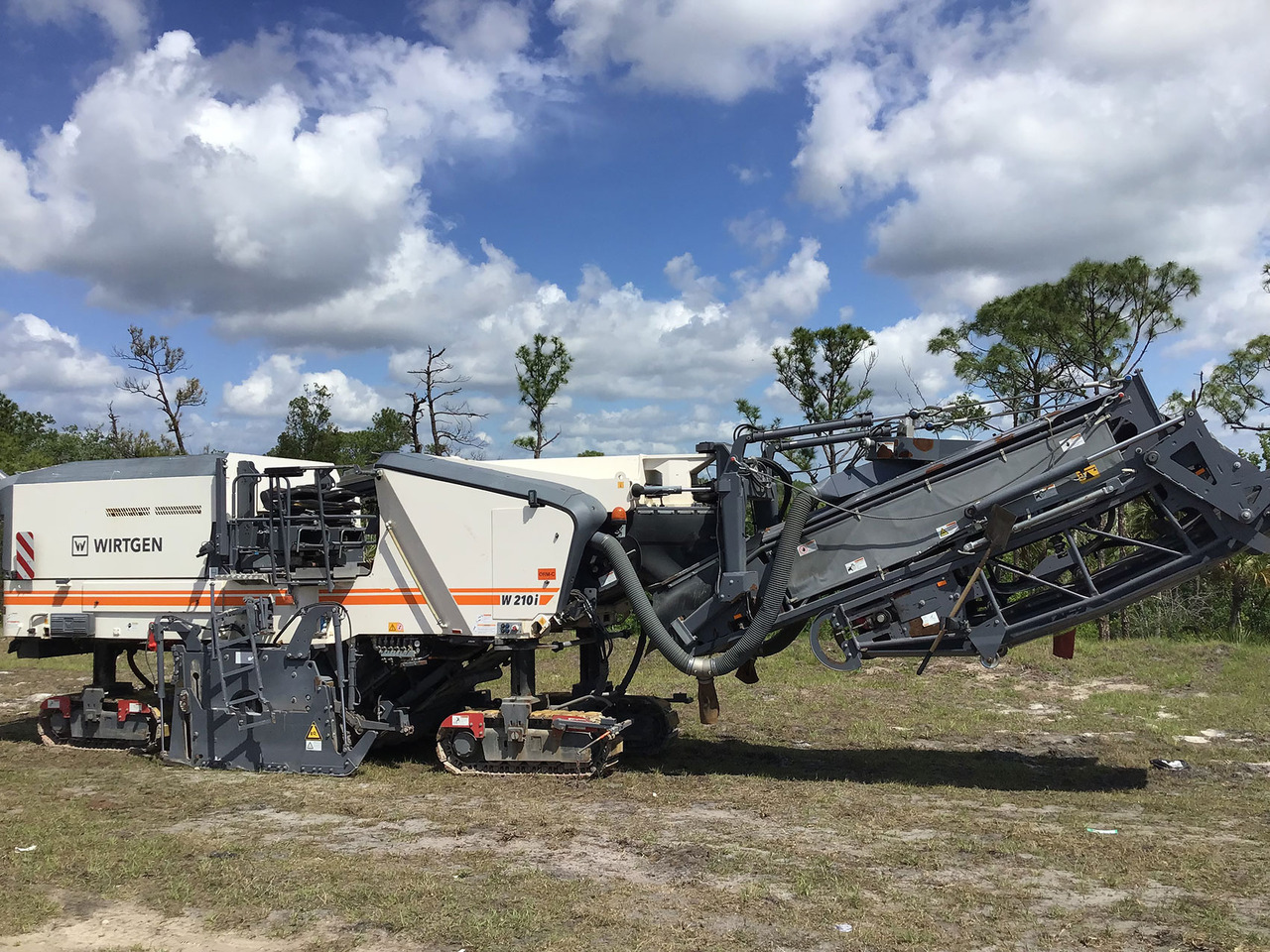 Wirtgen W 210 i - Aszfaltmaró: 2 kép. Wirtgen W 210 i - Aszfaltmaró: 2 kép.