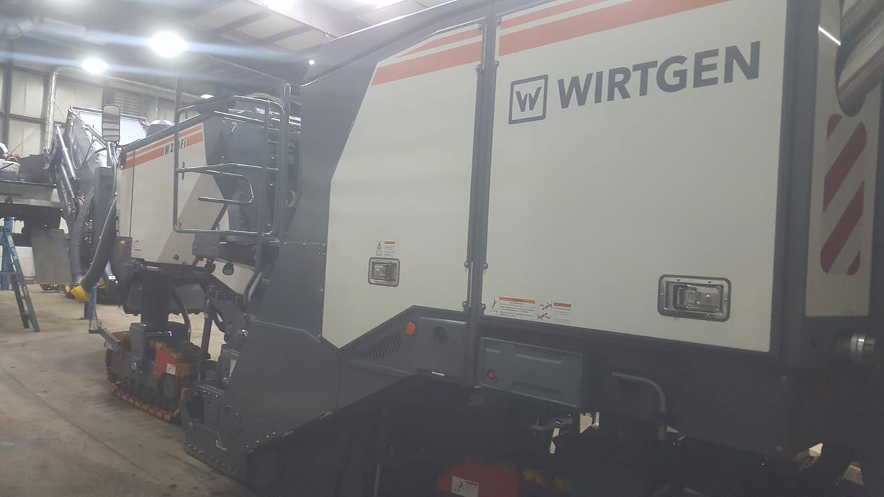 Wirtgen W 220 Fi - Aszfaltmaró: 2 kép. Wirtgen W 220 Fi - Aszfaltmaró: 2 kép.