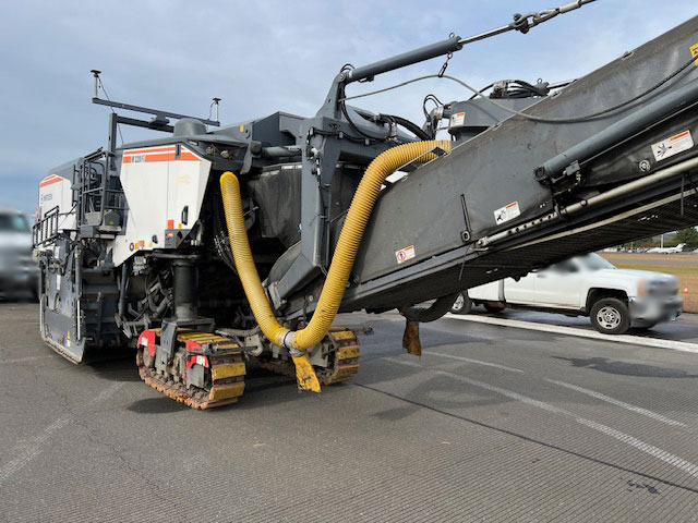 Wirtgen W 220 Fi - Aszfaltmaró: 3 kép. Wirtgen W 220 Fi - Aszfaltmaró: 3 kép.