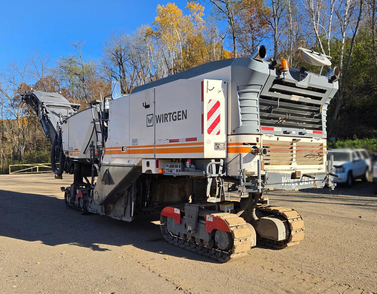 Wirtgen W 250 I - Aszfaltmaró: 3 kép. Wirtgen W 250 I - Aszfaltmaró: 3 kép.