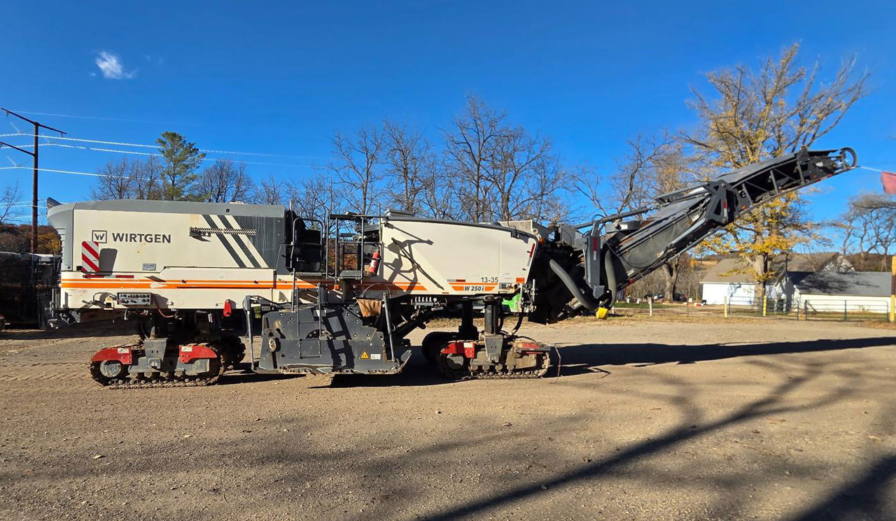 Wirtgen W 250 I - Aszfaltmaró: 2 kép. Wirtgen W 250 I - Aszfaltmaró: 2 kép.