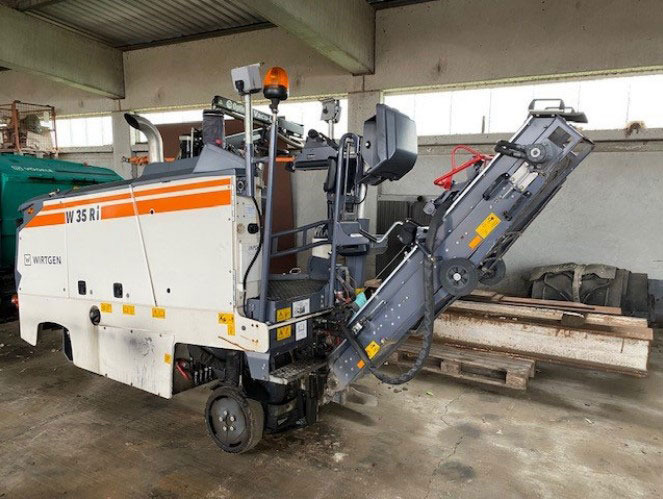 Wirtgen W 35 Ri - Aszfaltmaró: 1 kép. Wirtgen W 35 Ri - Aszfaltmaró: 1 kép.
