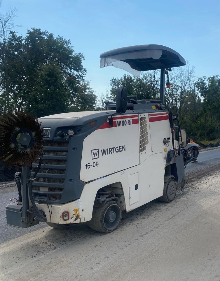 Wirtgen W 50 Ri - Aszfaltmaró: 3 kép. Wirtgen W 50 Ri - Aszfaltmaró: 3 kép.