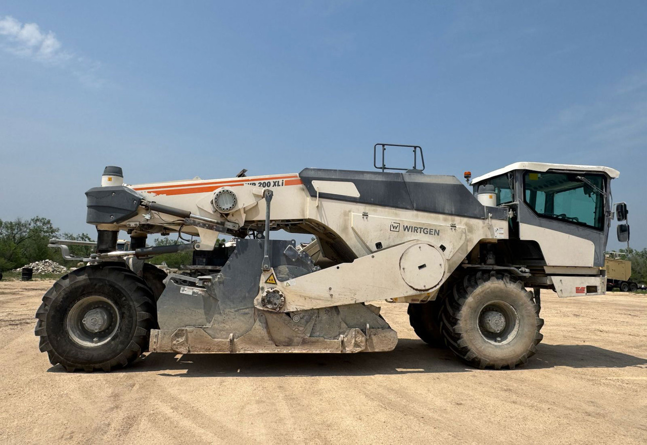 Wirtgen WR 200 XLI - Talajstabilizáló: 1 kép. Wirtgen WR 200 XLI - Talajstabilizáló: 1 kép.