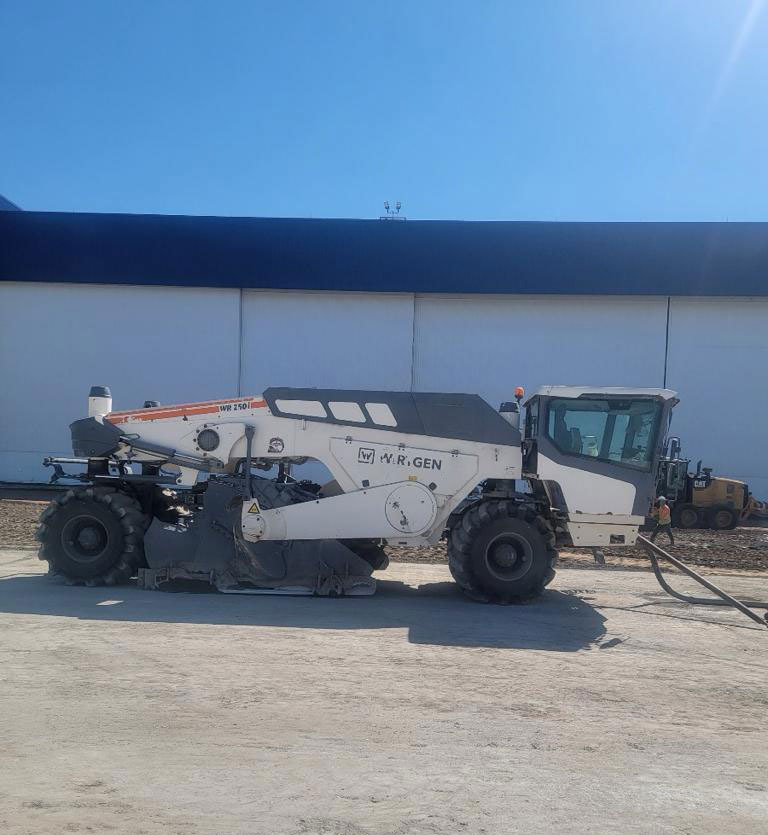 Wirtgen WR 250 I - Talajstabilizáló: 3 kép. Wirtgen WR 250 I - Talajstabilizáló: 3 kép.