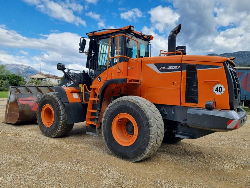 DOOSAN DL300 DL300 - Gumikerekes homlokrakodó: 4 kép. DOOSAN DL300 DL300 - Gumikerekes homlokrakodó: 4 kép.