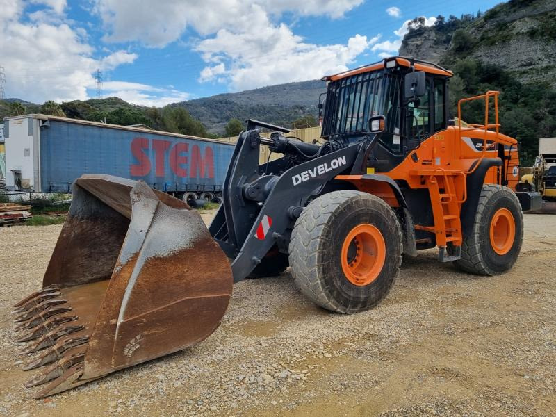 DOOSAN DL300 DL300 - Gumikerekes homlokrakodó: 2 kép. DOOSAN DL300 DL300 - Gumikerekes homlokrakodó: 2 kép.