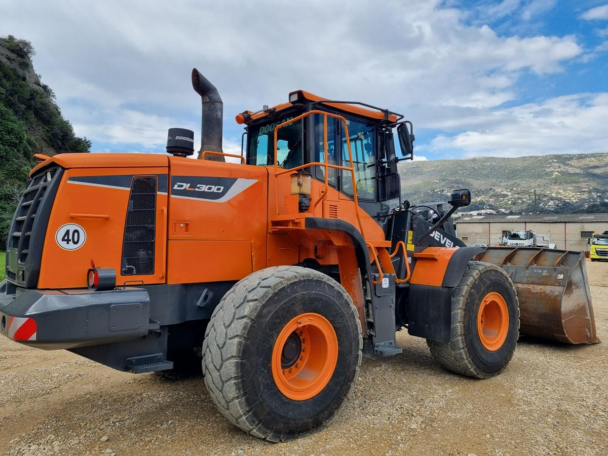 DOOSAN DL300 DL300 - Gumikerekes homlokrakodó: 3 kép. DOOSAN DL300 DL300 - Gumikerekes homlokrakodó: 3 kép.