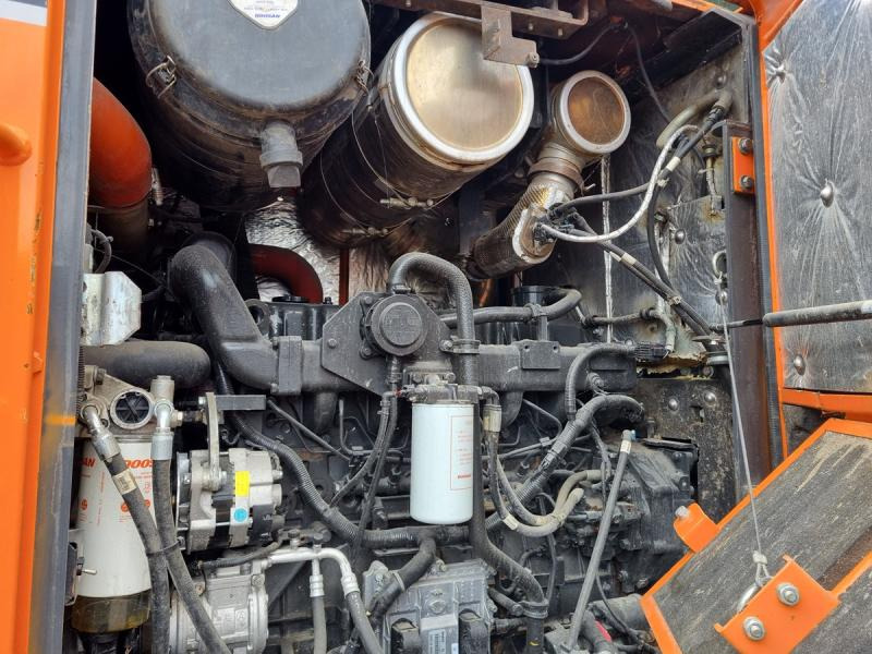 DOOSAN DL300 DL300 - Gumikerekes homlokrakodó: 5 kép. DOOSAN DL300 DL300 - Gumikerekes homlokrakodó: 5 kép.