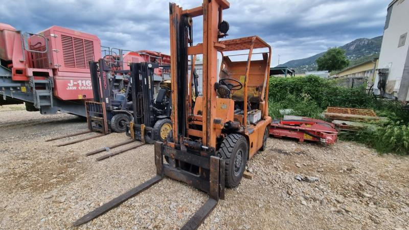 Komatsu FD25T - Dízel targonca: 2 kép. Komatsu FD25T - Dízel targonca: 2 kép.