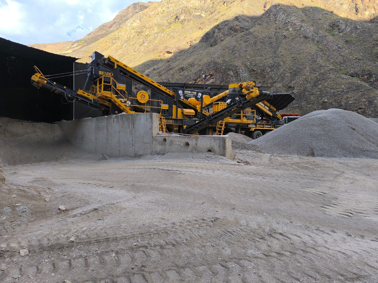 FABO Mobile crusher - Röpítő törő: 2 kép. FABO Mobile crusher - Röpítő törő: 2 kép.
