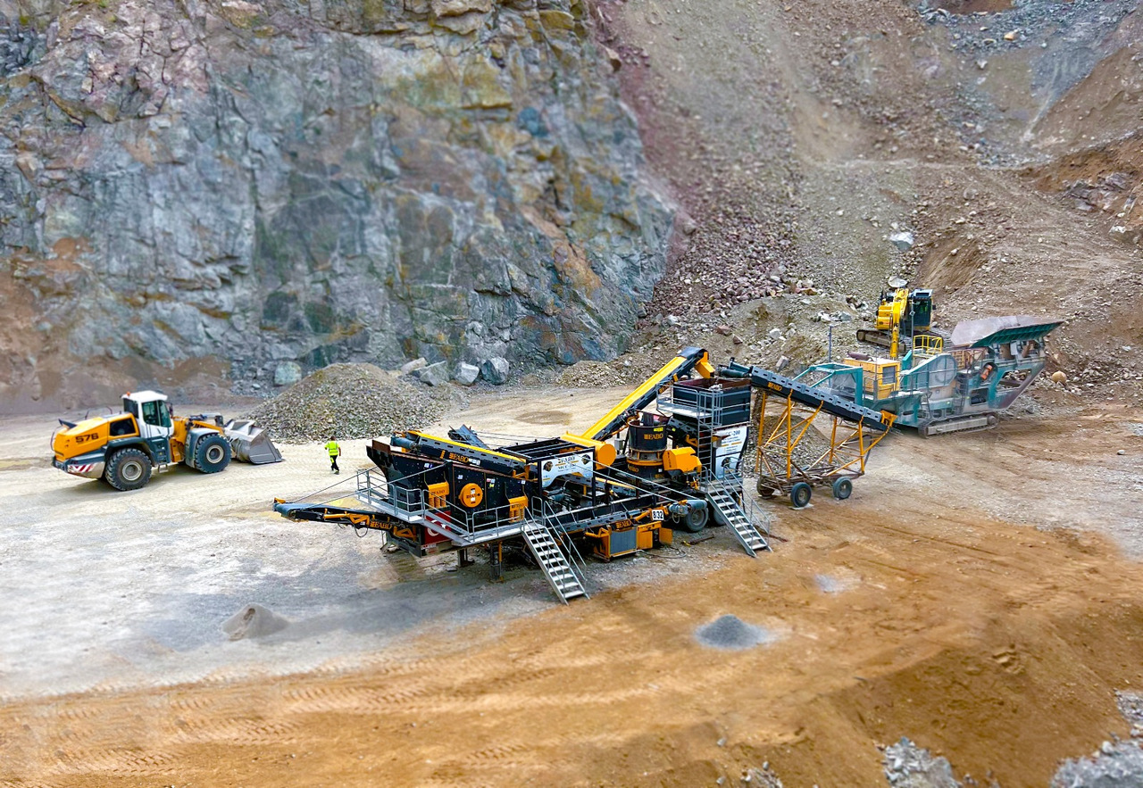 FABO Mobile crusher - Mobil törőgép: 2 kép. FABO Mobile crusher - Mobil törőgép: 2 kép.