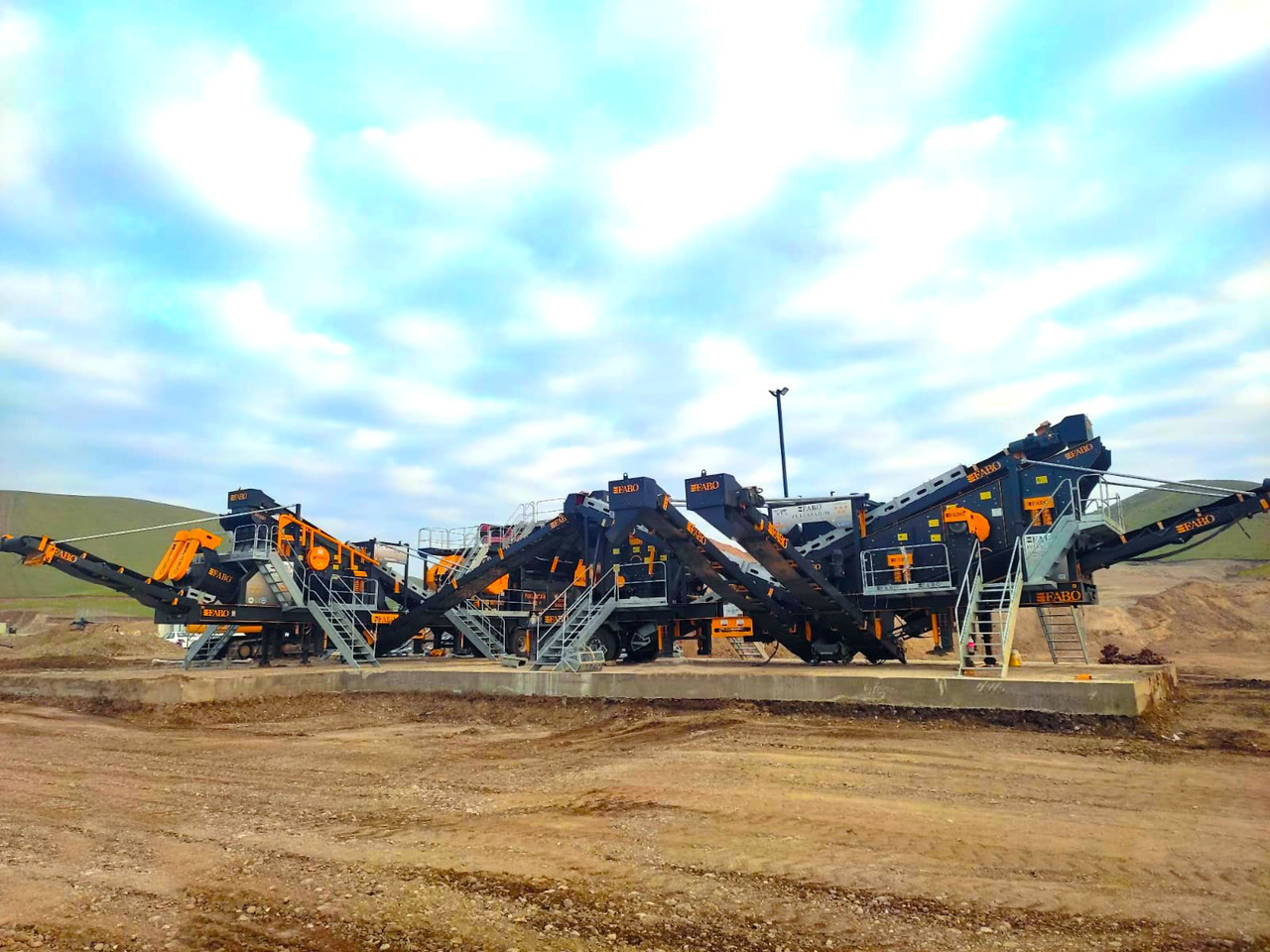 FABO Mobile crusher - Mobil törőgép: 5 kép. FABO Mobile crusher - Mobil törőgép: 5 kép.