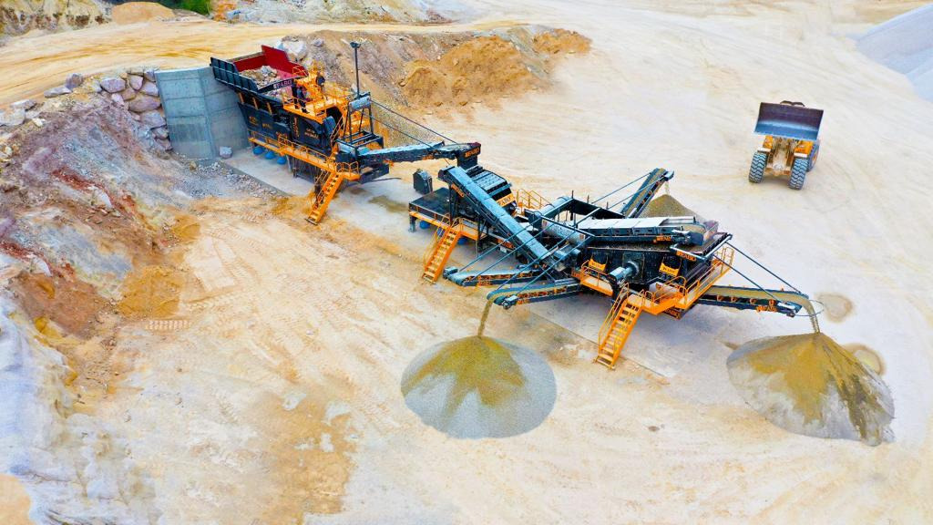 FABO Mobile crusher - Mobil törőgép: 2 kép. FABO Mobile crusher - Mobil törőgép: 2 kép.