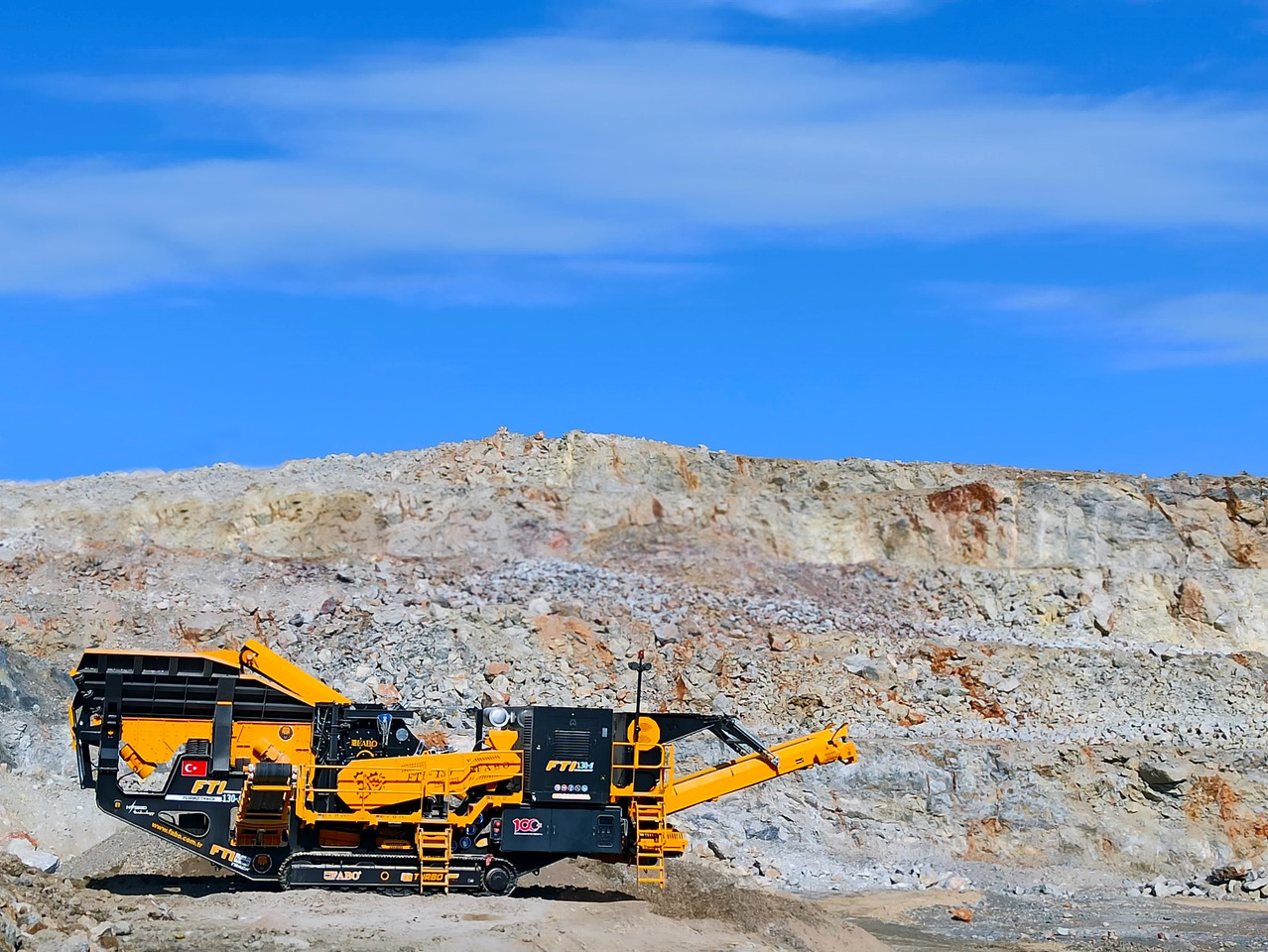 FABO Mobile crusher - Mobil törőgép: 2 kép. FABO Mobile crusher - Mobil törőgép: 2 kép.