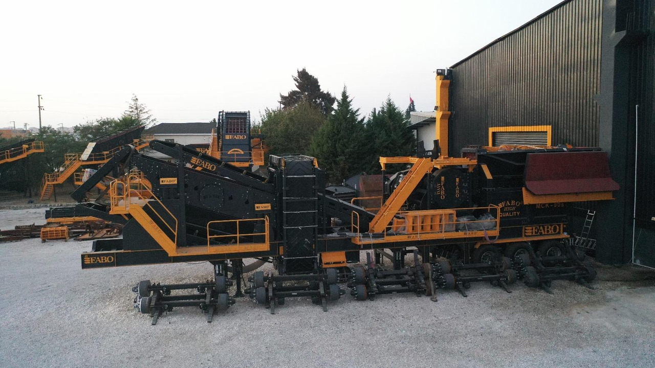FABO Mobile crusher - Mobil törőgép: 2 kép. FABO Mobile crusher - Mobil törőgép: 2 kép.
