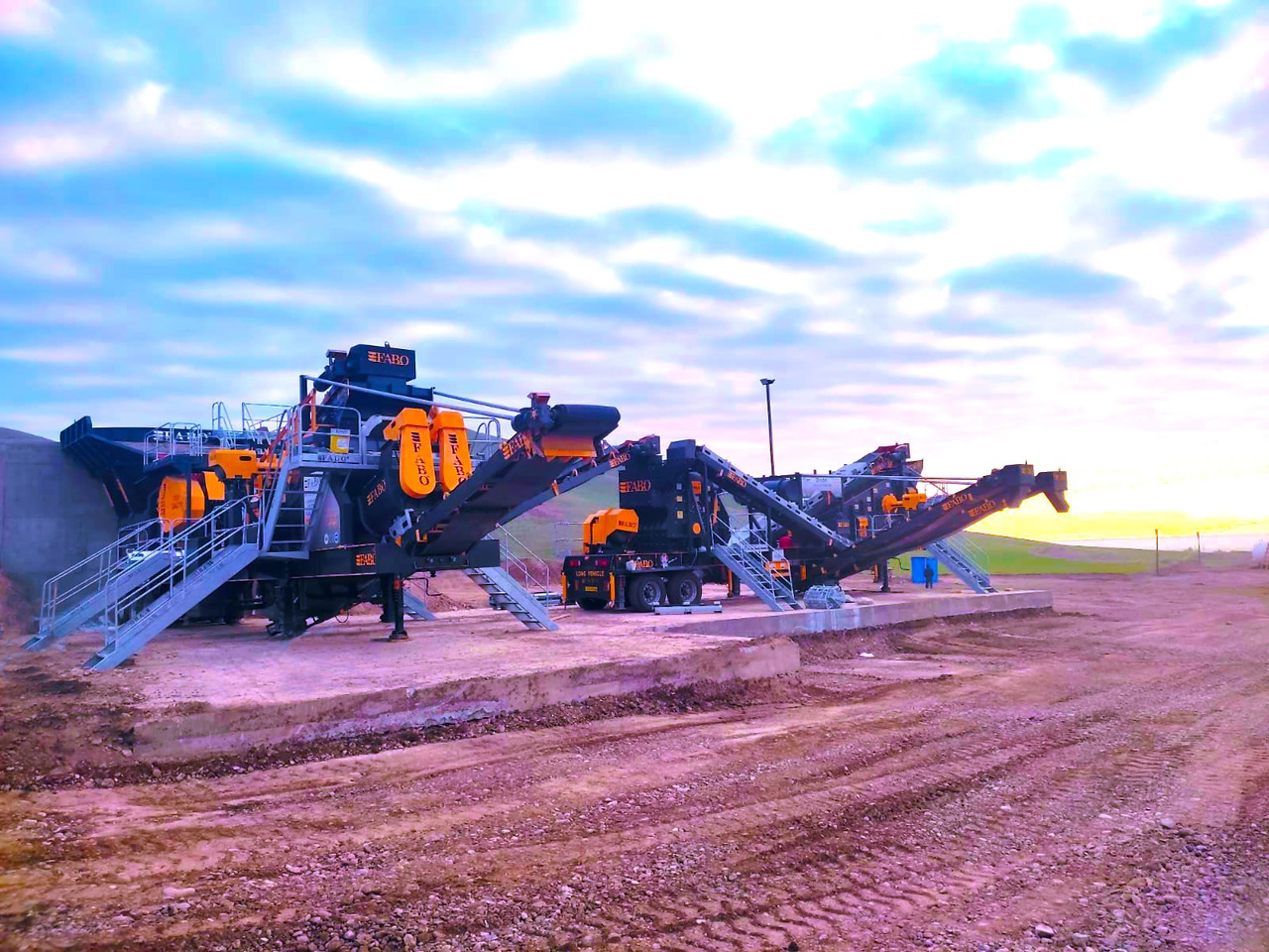 FABO Mobile crusher - Mobil törőgép: 2 kép. FABO Mobile crusher - Mobil törőgép: 2 kép.