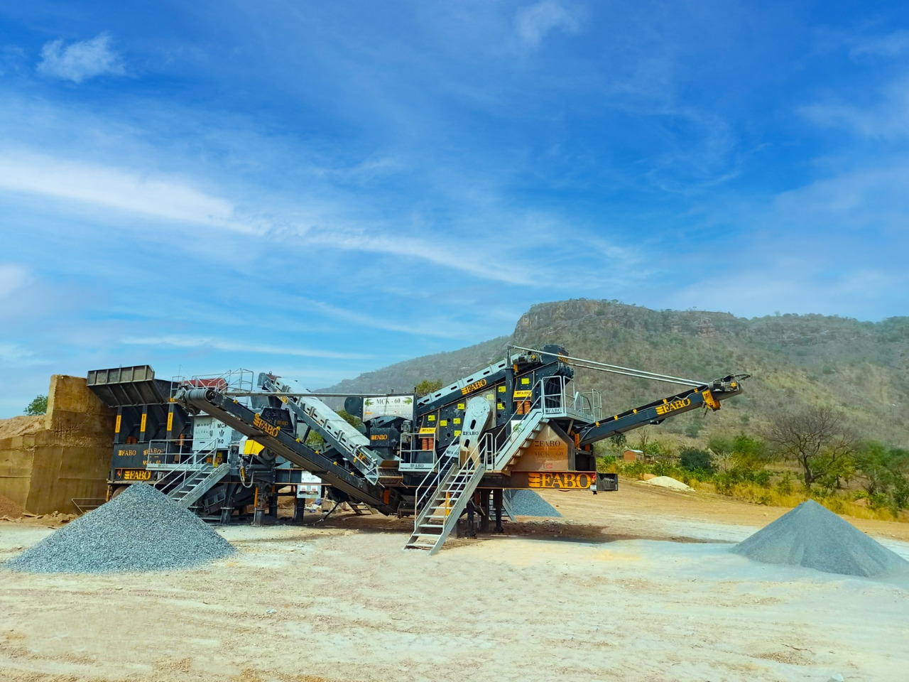 FABO Mobile crusher - Mobil törőgép: 2 kép. FABO Mobile crusher - Mobil törőgép: 2 kép.