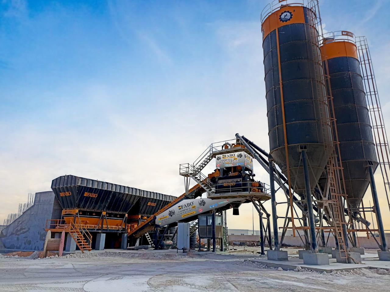 FABO compact concrete plant - Betonüzem: 2 kép. FABO compact concrete plant - Betonüzem: 2 kép.