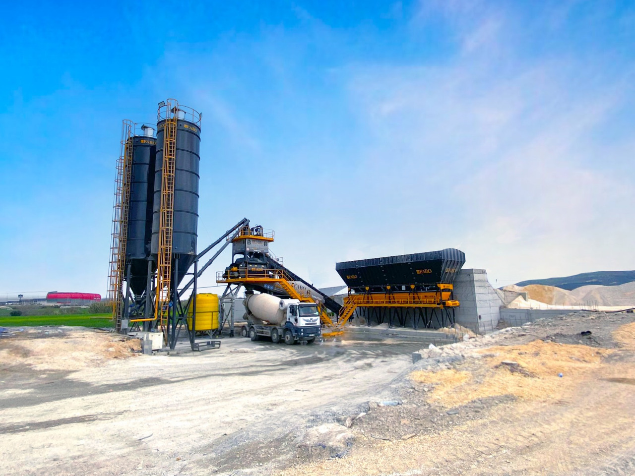 FABO compact concrete plant - Betonüzem: 4 kép. FABO compact concrete plant - Betonüzem: 4 kép.