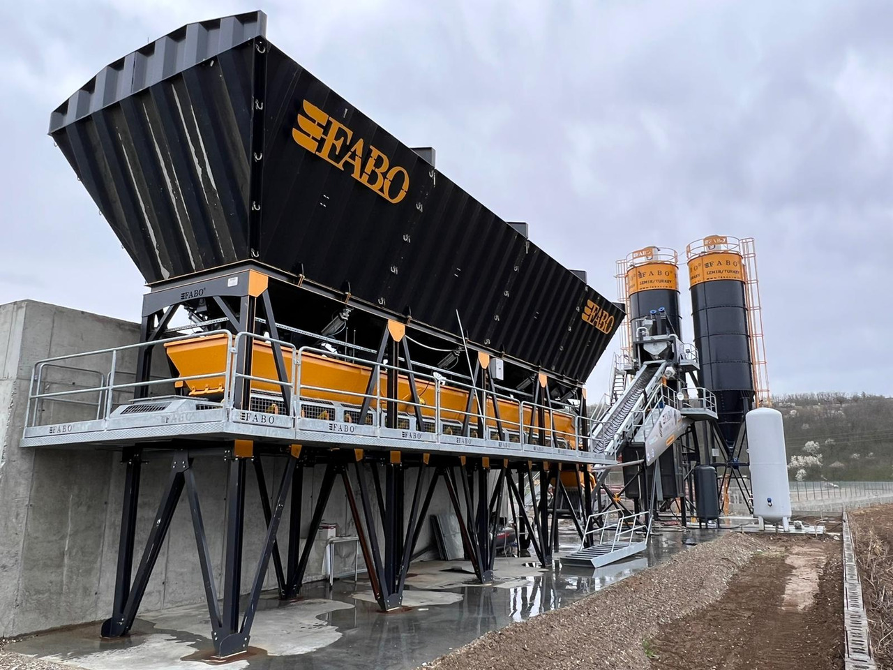 FABO compact concrete plant - Betonüzem: 1 kép. FABO compact concrete plant - Betonüzem: 1 kép.