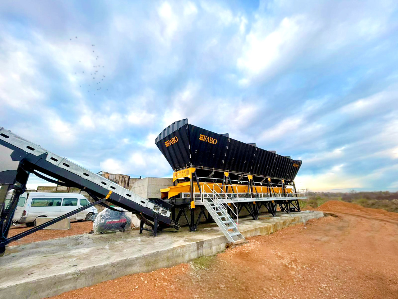 FABO compact concrete plant - Betonüzem: 5 kép. FABO compact concrete plant - Betonüzem: 5 kép.