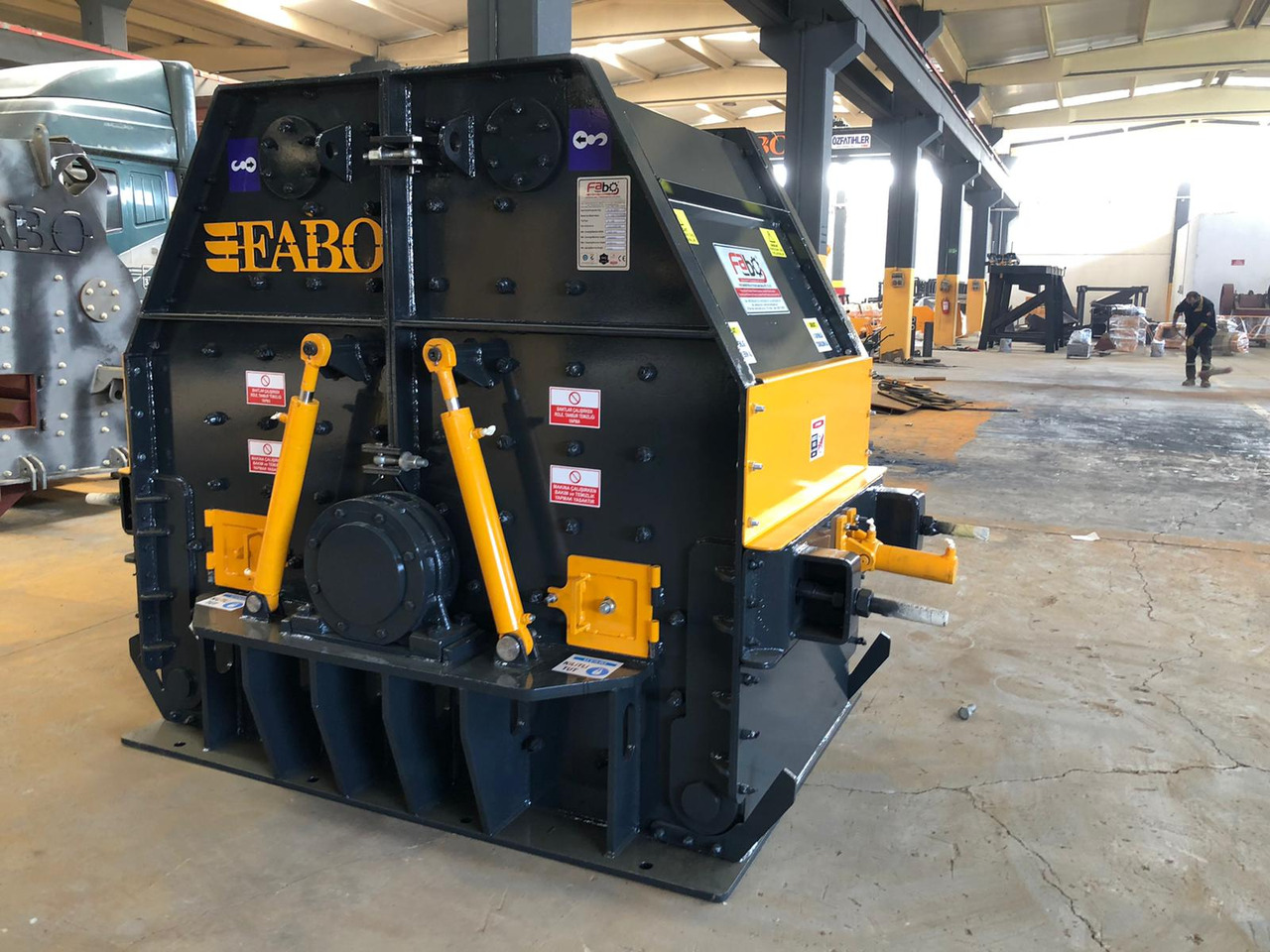 FABO impact crusher - Röpítő törő: 2 kép. FABO impact crusher - Röpítő törő: 2 kép.