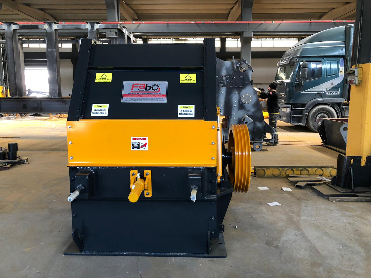 FABO impact crusher - Röpítő törő: 3 kép. FABO impact crusher - Röpítő törő: 3 kép.