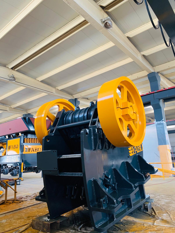 FABO jaw crusher - Pofás törő: 2 kép. FABO jaw crusher - Pofás törő: 2 kép.
