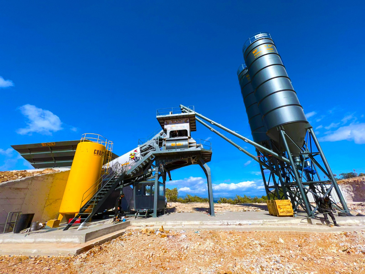 FABO mobile concrete batching plant - Betonüzem: 3 kép. FABO mobile concrete batching plant - Betonüzem: 3 kép.