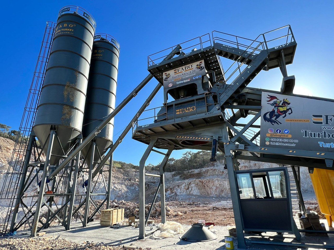 FABO mobile concrete batching plant - Betonüzem: 2 kép. FABO mobile concrete batching plant - Betonüzem: 2 kép.