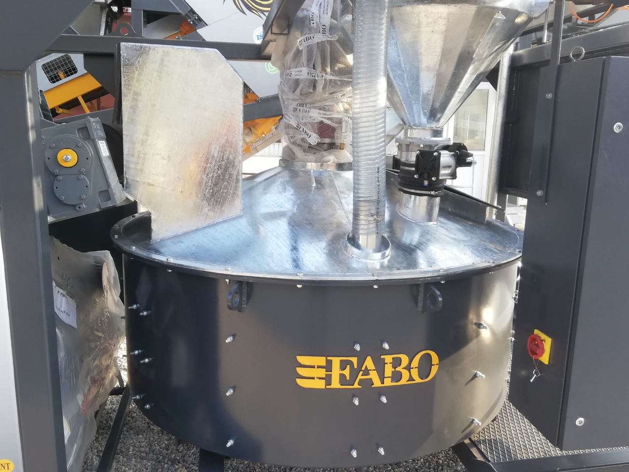FABO mobile concrete batching plant - Betonüzem: 5 kép. FABO mobile concrete batching plant - Betonüzem: 5 kép.