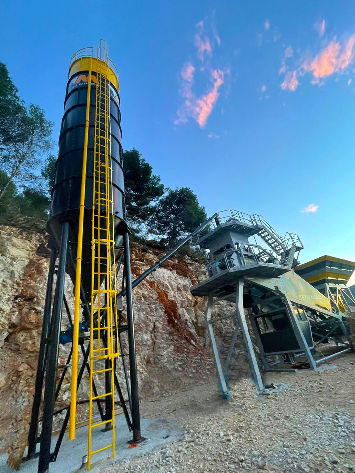 FABO mobile concrete batching plant - Betonüzem: 2 kép. FABO mobile concrete batching plant - Betonüzem: 2 kép.