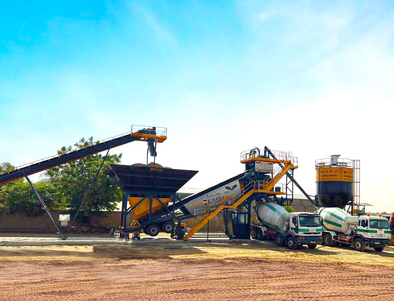 FABO mobile concrete batching plant - Betonüzem: 2 kép. FABO mobile concrete batching plant - Betonüzem: 2 kép.
