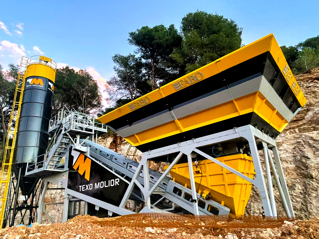 FABO mobile concrete batching plant - Betonüzem: 4 kép. FABO mobile concrete batching plant - Betonüzem: 4 kép.