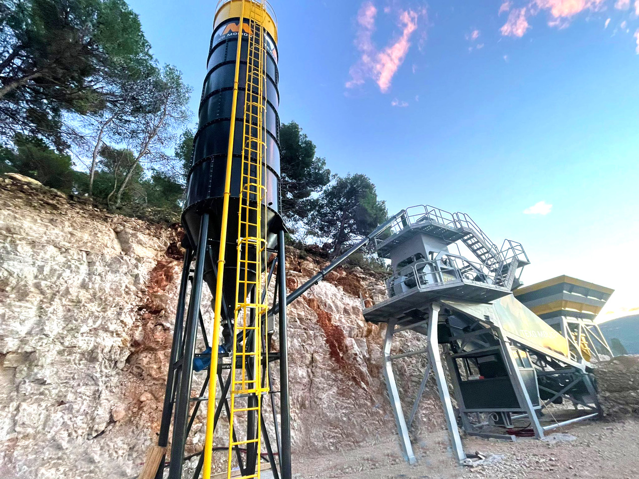 FABO mobile concrete batching plant - Betonüzem: 3 kép. FABO mobile concrete batching plant - Betonüzem: 3 kép.