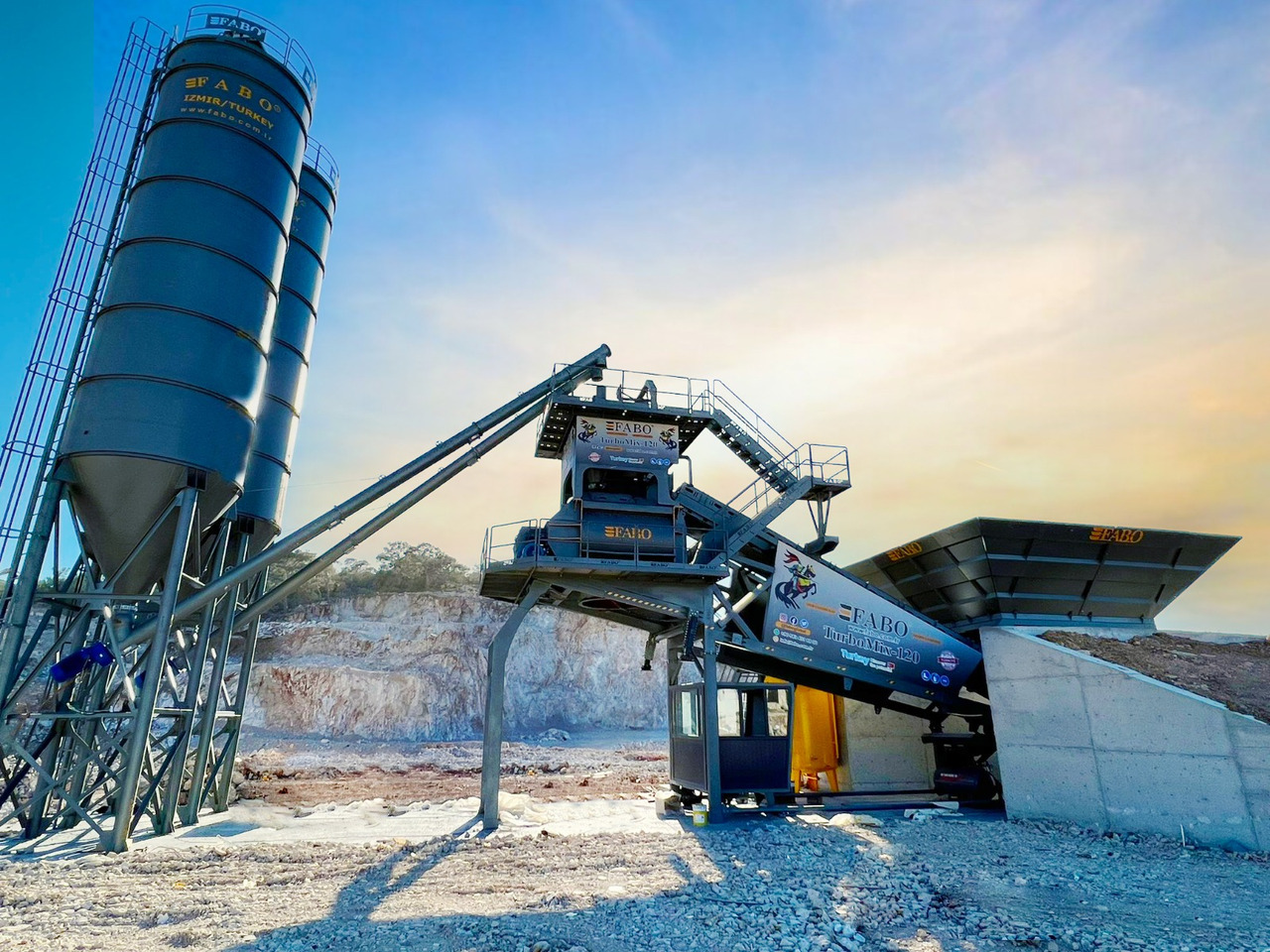 FABO mobile concrete batching plant - Betonüzem: 1 kép. FABO mobile concrete batching plant - Betonüzem: 1 kép.