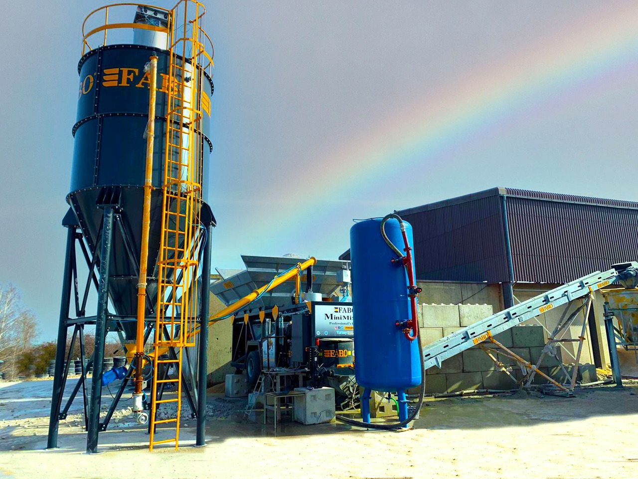 FABO mobile concrete batching plant - Betonüzem: 1 kép. FABO mobile concrete batching plant - Betonüzem: 1 kép.