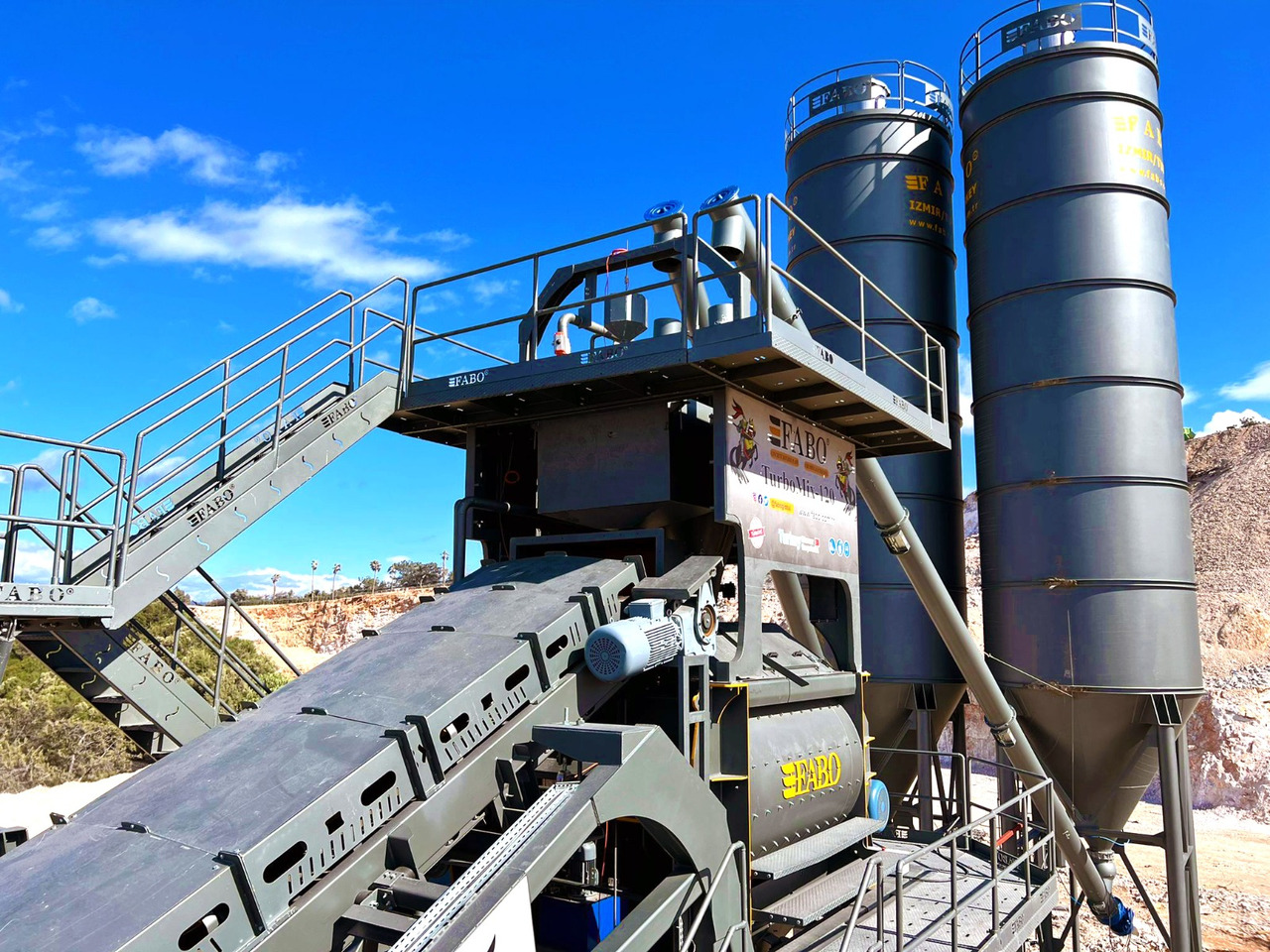 FABO mobile concrete batching plant - Betonüzem: 5 kép. FABO mobile concrete batching plant - Betonüzem: 5 kép.
