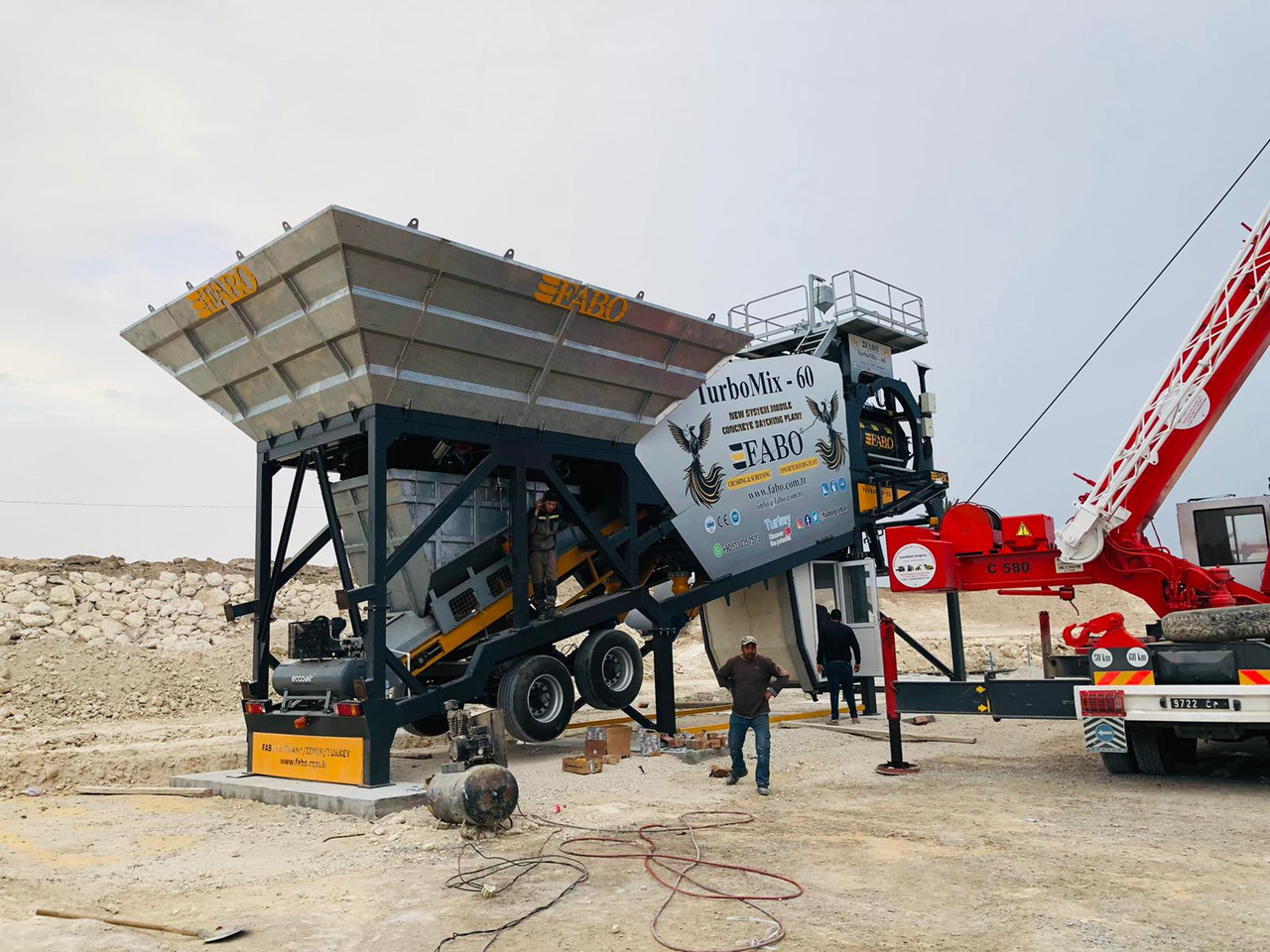 FABO mobile concrete batching plant - Betonüzem: 3 kép. FABO mobile concrete batching plant - Betonüzem: 3 kép.