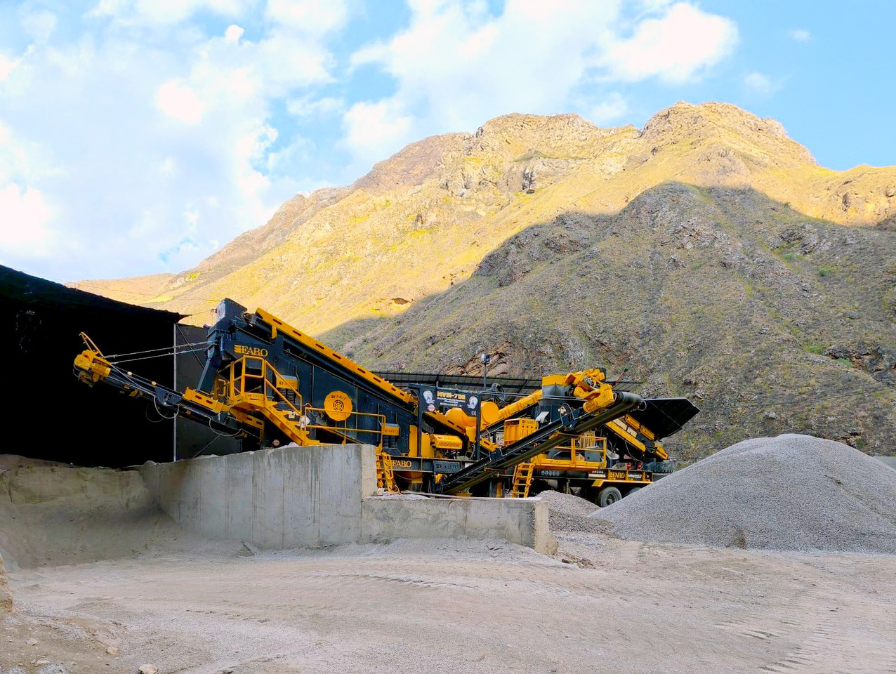 FABO mobile impact crusher - Röpítő törő: 1 kép. FABO mobile impact crusher - Röpítő törő: 1 kép.