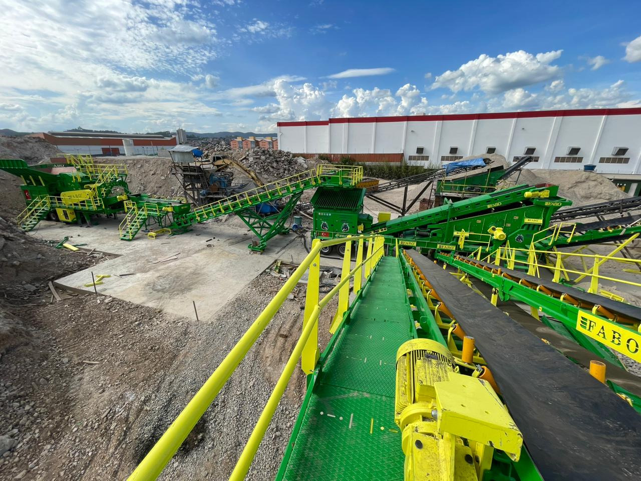 FABO mobile impact crusher - Röpítő törő: 5 kép. FABO mobile impact crusher - Röpítő törő: 5 kép.