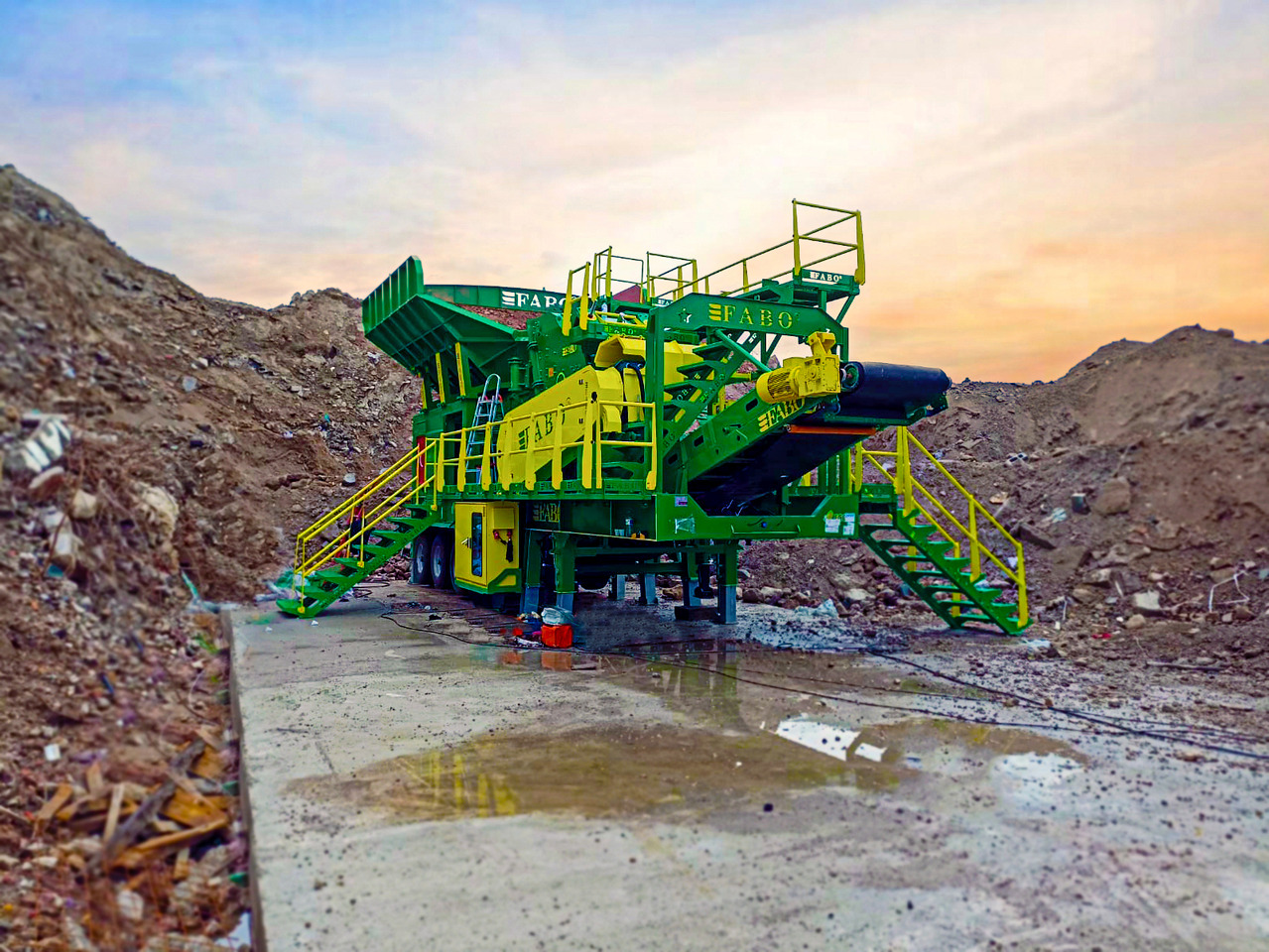 FABO mobile impact crusher - Röpítő törő: 4 kép. FABO mobile impact crusher - Röpítő törő: 4 kép.